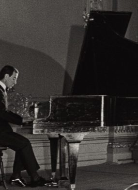 SHOOT THE PIANO PLAYER